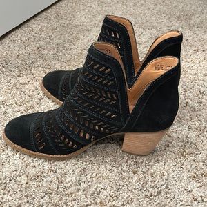 Brand new Frye Allister Feather bootie. Laser cut suede.